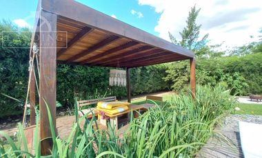 Casa moderna frente a la laguna y próxima a acceso Bancalari