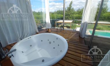 Casa moderna frente a la laguna y próxima a acceso Bancalari