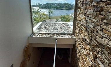 Casa moderna frente a la laguna y próxima a acceso Bancalari