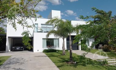 Casa moderna frente a la laguna y próxima a acceso Bancalari