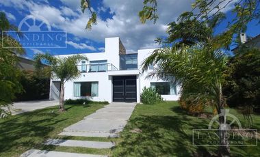 Casa moderna frente a la laguna y próxima a acceso Bancalari