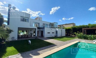 Casa moderna frente a la laguna y próxima a acceso Bancalari
