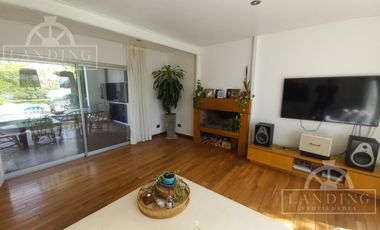 Casa moderna frente a la laguna y próxima a acceso Bancalari