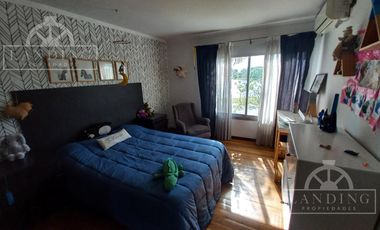 Casa moderna frente a la laguna y próxima a acceso Bancalari