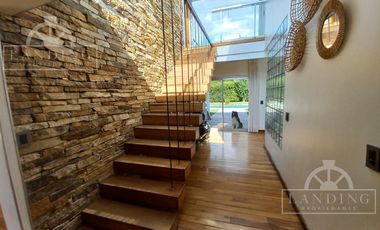 Casa moderna frente a la laguna y próxima a acceso Bancalari