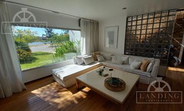 Casa moderna frente a la laguna y próxima a acceso Bancalari