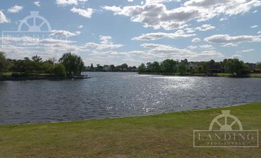 Casa moderna frente a la laguna y próxima a acceso Bancalari