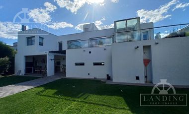 Casa moderna frente a la laguna y próxima a acceso Bancalari