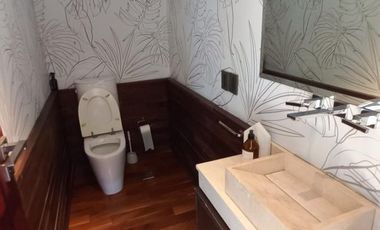 Casa moderna frente a la laguna y próxima a acceso Bancalari