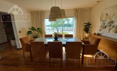 Casa moderna frente a la laguna y próxima a acceso Bancalari