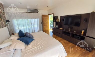 Casa moderna frente a la laguna y próxima a acceso Bancalari