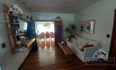 Casa moderna frente a la laguna y próxima a acceso Bancalari