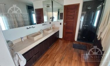 Casa moderna frente a la laguna y próxima a acceso Bancalari