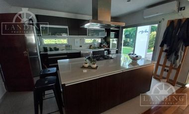 Casa moderna frente a la laguna y próxima a acceso Bancalari