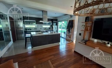 Casa moderna frente a la laguna y próxima a acceso Bancalari