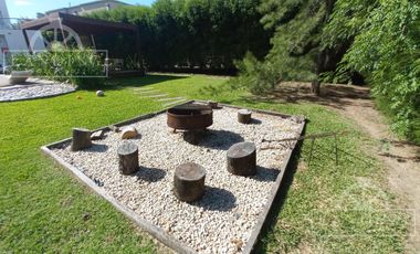 Casa moderna frente a la laguna y próxima a acceso Bancalari