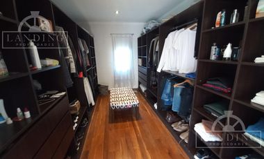 Casa moderna frente a la laguna y próxima a acceso Bancalari