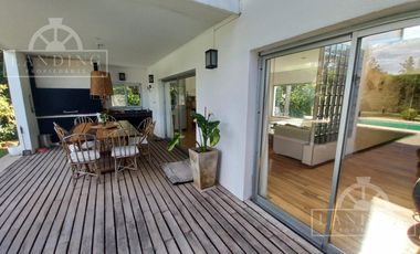 Casa moderna frente a la laguna y próxima a acceso Bancalari