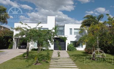 Casa moderna frente a la laguna y próxima a acceso Bancalari