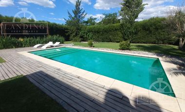 Casa moderna frente a la laguna y próxima a acceso Bancalari