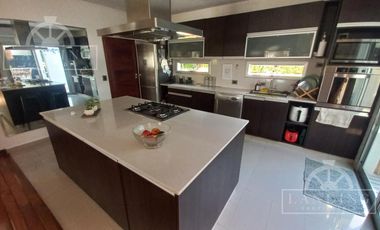 Casa moderna frente a la laguna y próxima a acceso Bancalari