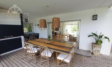 Casa moderna frente a la laguna y próxima a acceso Bancalari