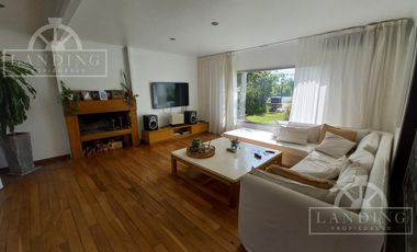 Casa moderna frente a la laguna y próxima a acceso Bancalari