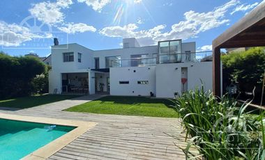 Casa moderna frente a la laguna y próxima a acceso Bancalari