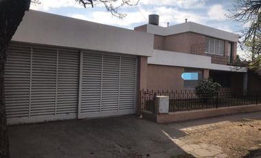 Casa en venta - 3 Dormitorios 2 Baños - Departamento - Local - 222Mts2 - Córdoba