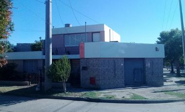 Casa en venta - 3 Dormitorios 2 Baños - Departamento - Local - 222Mts2 - Córdoba