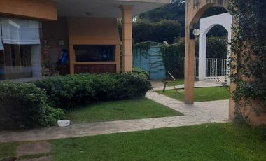 Casa con jardín y pileta en Perez