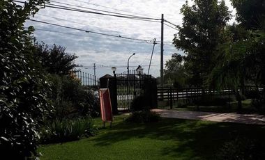 Casa con jardín y pileta en Perez