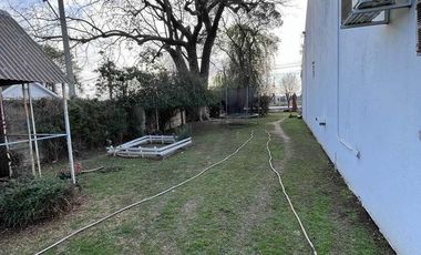 Casa con jardín y pileta en Perez