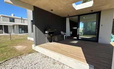 Casa a estrenar en Mar Chiquita