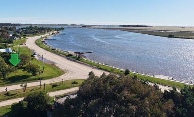 Complejo en venta sobre 4 lotes  con frente a la Laguna de Mar Chiquita