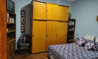 Casa  4 ambientes de 200 m2 de terreno aprox en Caseros, cochera