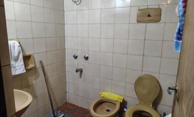 Casa  4 ambientes de 200 m2 de terreno aprox en Caseros, cochera