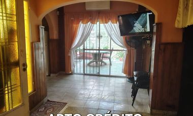 Casa  4 ambientes de 200 m2 de terreno aprox en Caseros, cochera