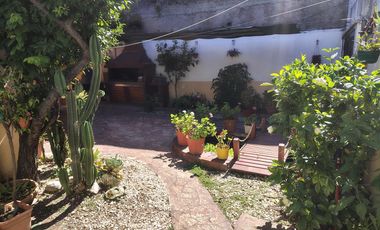 Casa  4 ambientes de 200 m2 de terreno aprox en Caseros, cochera