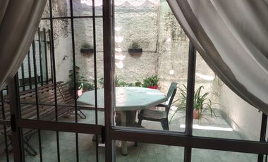 Casa  4 ambientes de 200 m2 de terreno aprox en Caseros, cochera