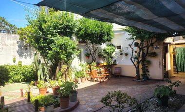 Casa  4 ambientes de 200 m2 de terreno aprox en Caseros, cochera