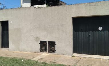 Casa  4 ambientes de 200 m2 de terreno aprox en Caseros, cochera