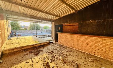 Galpón comercial sobre avenida.