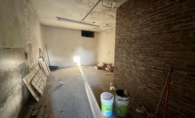 Galpón comercial sobre avenida.