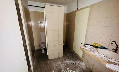 Galpón comercial sobre avenida.