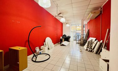 Galpón comercial sobre avenida.