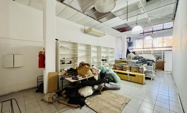 Galpón comercial sobre avenida.