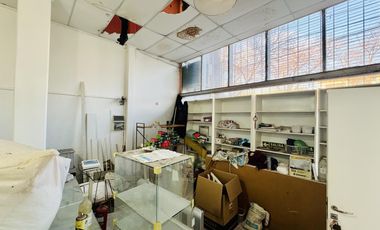 Galpón comercial sobre avenida.