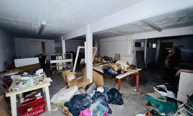 Galpón comercial sobre avenida.