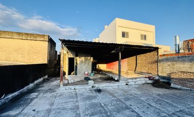 Galpón comercial sobre avenida.